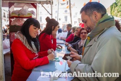 La Plaza Vieja ha vivido una gran jornada con música, juegos infantiles, degustaciones, muestra de tomates y venta con fines solidarios Fot