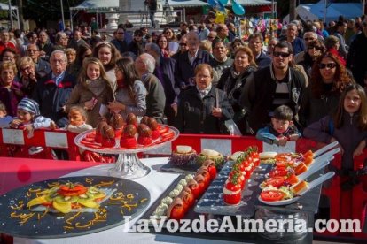 La Plaza Vieja ha vivido una gran jornada con música, juegos infantiles, degustaciones, muestra de tomates y venta con fines solidarios Fot