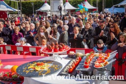 La Plaza Vieja ha vivido una gran jornada con música, juegos infantiles, degustaciones, muestra de tomates y venta con fines solidarios Fot