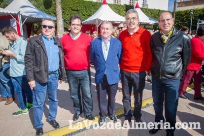 La Plaza Vieja ha vivido una gran jornada con música, juegos infantiles, degustaciones, muestra de tomates y venta con fines solidarios Fot