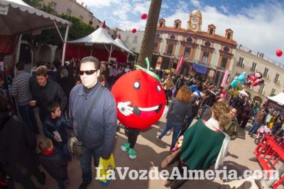 La Plaza Vieja ha vivido una gran jornada con música, juegos infantiles, degustaciones, muestra de tomates y venta con fines solidarios Fot