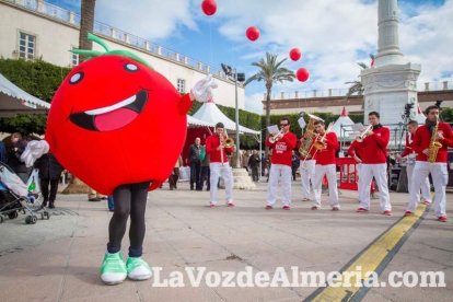 La Plaza Vieja ha vivido una gran jornada con música, juegos infantiles, degustaciones, muestra de tomates y venta con fines solidarios Fot