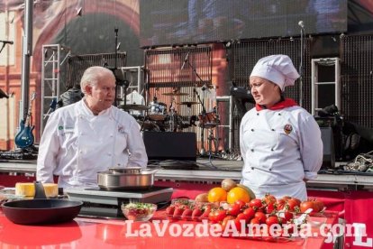 La Plaza Vieja ha vivido una gran jornada con música, juegos infantiles, degustaciones, muestra de tomates y venta con fines solidarios Fot