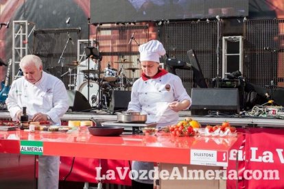 La Plaza Vieja ha vivido una gran jornada con música, juegos infantiles, degustaciones, muestra de tomates y venta con fines solidarios Fot
