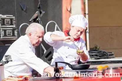 La Plaza Vieja ha vivido una gran jornada con música, juegos infantiles, degustaciones, muestra de tomates y venta con fines solidarios Fot