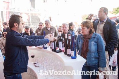 La Plaza Vieja ha vivido una gran jornada con música, juegos infantiles, degustaciones, muestra de tomates y venta con fines solidarios Fot