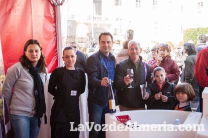 La Plaza Vieja ha vivido una gran jornada con música, juegos infantiles, degustaciones, muestra de tomates y venta con fines solidarios Fot
