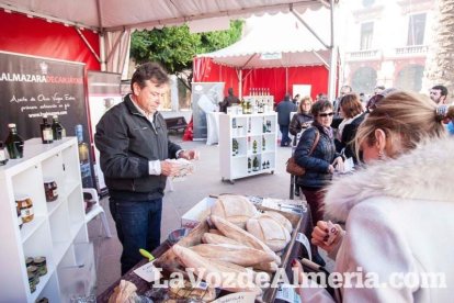 La Plaza Vieja ha vivido una gran jornada con música, juegos infantiles, degustaciones, muestra de tomates y venta con fines solidarios Fot