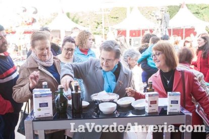 La Plaza Vieja ha vivido una gran jornada con música, juegos infantiles, degustaciones, muestra de tomates y venta con fines solidarios Fot
