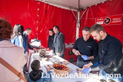 La Plaza Vieja ha vivido una gran jornada con música, juegos infantiles, degustaciones, muestra de tomates y venta con fines solidarios Fot