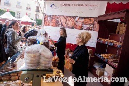 La Plaza Vieja ha vivido una gran jornada con música, juegos infantiles, degustaciones, muestra de tomates y venta con fines solidarios Fot