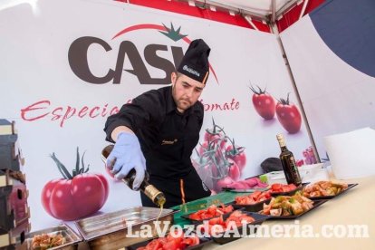 La Plaza Vieja ha vivido una gran jornada con música, juegos infantiles, degustaciones, muestra de tomates y venta con fines solidarios Fot