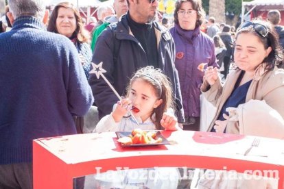 La Plaza Vieja ha vivido una gran jornada con música, juegos infantiles, degustaciones, muestra de tomates y venta con fines solidarios Fot