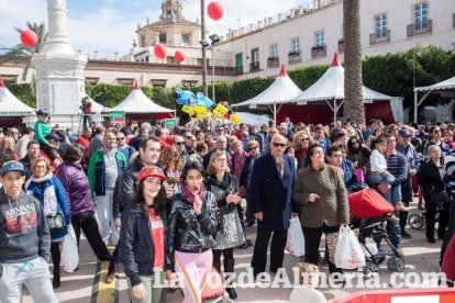 La Plaza Vieja ha vivido una gran jornada con música, juegos infantiles, degustaciones, muestra de tomates y venta con fines solidarios Fot
