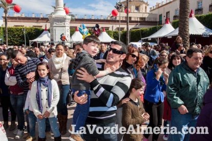 La Plaza Vieja ha vivido una gran jornada con música, juegos infantiles, degustaciones, muestra de tomates y venta con fines solidarios Fot