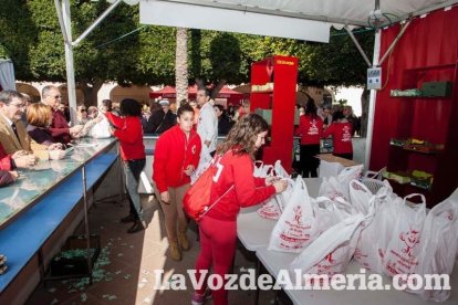 La Plaza Vieja ha vivido una gran jornada con música, juegos infantiles, degustaciones, muestra de tomates y venta con fines solidarios Fot