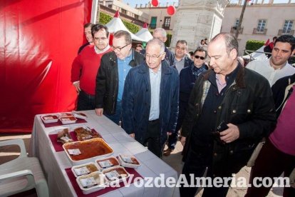 La Plaza Vieja ha vivido una gran jornada con música, juegos infantiles, degustaciones, muestra de tomates y venta con fines solidarios Fot