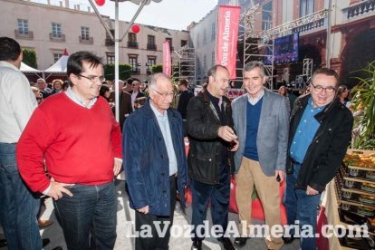La Plaza Vieja ha vivido una gran jornada con música, juegos infantiles, degustaciones, muestra de tomates y venta con fines solidarios Fot