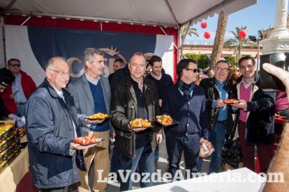 La Plaza Vieja ha vivido una gran jornada con música, juegos infantiles, degustaciones, muestra de tomates y venta con fines solidarios Fot