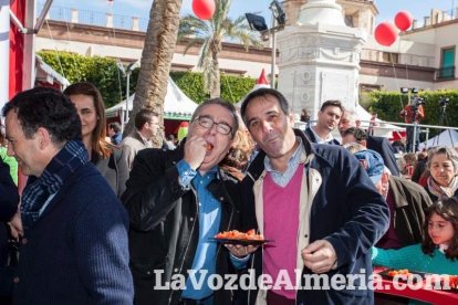 La Plaza Vieja ha vivido una gran jornada con música, juegos infantiles, degustaciones, muestra de tomates y venta con fines solidarios Fot