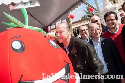 La Plaza Vieja ha vivido una gran jornada con música, juegos infantiles, degustaciones, muestra de tomates y venta con fines solidarios Fot