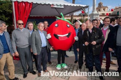 La Plaza Vieja ha vivido una gran jornada con música, juegos infantiles, degustaciones, muestra de tomates y venta con fines solidarios Fot