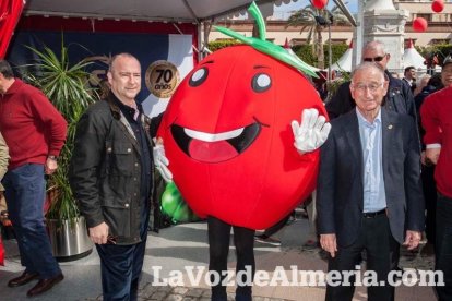 La Plaza Vieja ha vivido una gran jornada con música, juegos infantiles, degustaciones, muestra de tomates y venta con fines solidarios Fot