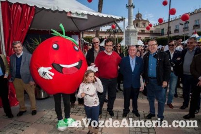 La Plaza Vieja ha vivido una gran jornada con música, juegos infantiles, degustaciones, muestra de tomates y venta con fines solidarios Fot