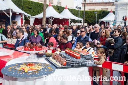 La Plaza Vieja ha vivido una gran jornada con música, juegos infantiles, degustaciones, muestra de tomates y venta con fines solidarios Fot
