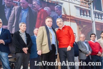 La Plaza Vieja ha vivido una gran jornada con música, juegos infantiles, degustaciones, muestra de tomates y venta con fines solidarios Fot