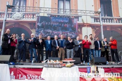 La Plaza Vieja ha vivido una gran jornada con música, juegos infantiles, degustaciones, muestra de tomates y venta con fines solidarios Fot