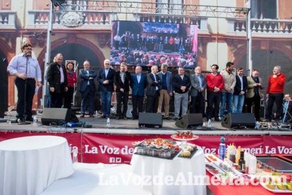 La Plaza Vieja ha vivido una gran jornada con música, juegos infantiles, degustaciones, muestra de tomates y venta con fines solidarios Fot