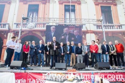 La Plaza Vieja ha vivido una gran jornada con música, juegos infantiles, degustaciones, muestra de tomates y venta con fines solidarios Fot
