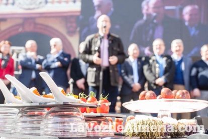 La Plaza Vieja ha vivido una gran jornada con música, juegos infantiles, degustaciones, muestra de tomates y venta con fines solidarios Fot