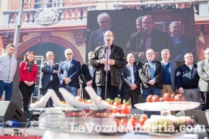 La Plaza Vieja ha vivido una gran jornada con música, juegos infantiles, degustaciones, muestra de tomates y venta con fines solidarios Fot