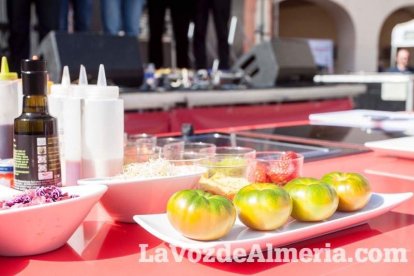 La Plaza Vieja ha vivido una gran jornada con música, juegos infantiles, degustaciones, muestra de tomates y venta con fines solidarios Fot