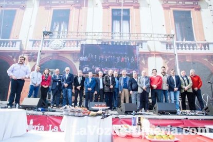 La Plaza Vieja ha vivido una gran jornada con música, juegos infantiles, degustaciones, muestra de tomates y venta con fines solidarios Fot