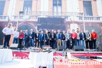 La Plaza Vieja ha vivido una gran jornada con música, juegos infantiles, degustaciones, muestra de tomates y venta con fines solidarios Fot