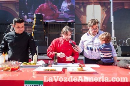 La Plaza Vieja ha vivido una gran jornada con música, juegos infantiles, degustaciones, muestra de tomates y venta con fines solidarios Fot