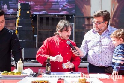 La Plaza Vieja ha vivido una gran jornada con música, juegos infantiles, degustaciones, muestra de tomates y venta con fines solidarios Fot