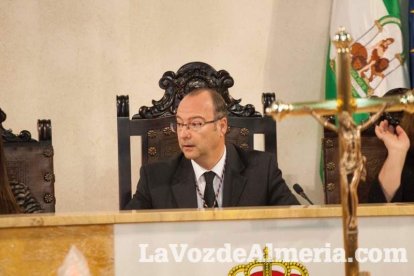 Representantes institucionales y vecinos dieron ayer su último adiós al exalcalde tras cerrarse la capilla ardiente