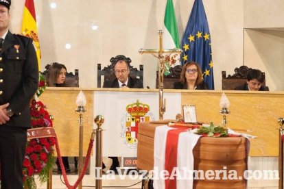 Representantes institucionales y vecinos dieron ayer su último adiós al exalcalde tras cerrarse la capilla ardiente