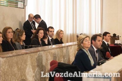 Representantes institucionales y vecinos dieron ayer su último adiós al exalcalde tras cerrarse la capilla ardiente