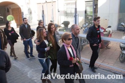 Representantes institucionales y vecinos dieron ayer su último adiós al exalcalde tras cerrarse la capilla ardiente