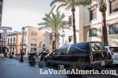 Representantes institucionales y vecinos dieron ayer su último adiós al exalcalde tras cerrarse la capilla ardiente