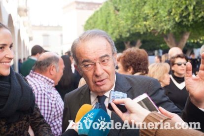 Representantes institucionales y vecinos dieron ayer su último adiós al exalcalde tras cerrarse la capilla ardiente