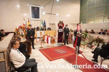 Representantes institucionales y vecinos dieron ayer su último adiós al exalcalde tras cerrarse la capilla ardiente