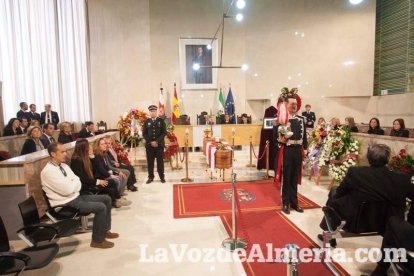 Representantes institucionales y vecinos dieron ayer su último adiós al exalcalde tras cerrarse la capilla ardiente