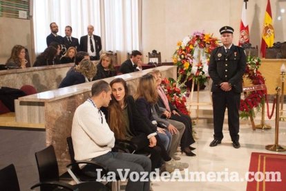 Representantes institucionales y vecinos dieron ayer su último adiós al exalcalde tras cerrarse la capilla ardiente