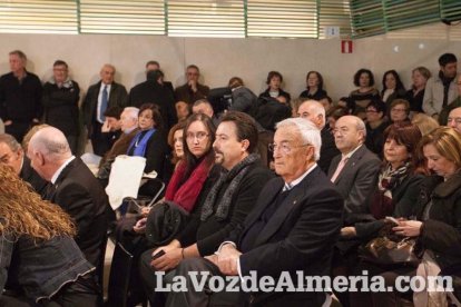 Representantes institucionales y vecinos dieron ayer su último adiós al exalcalde tras cerrarse la capilla ardiente